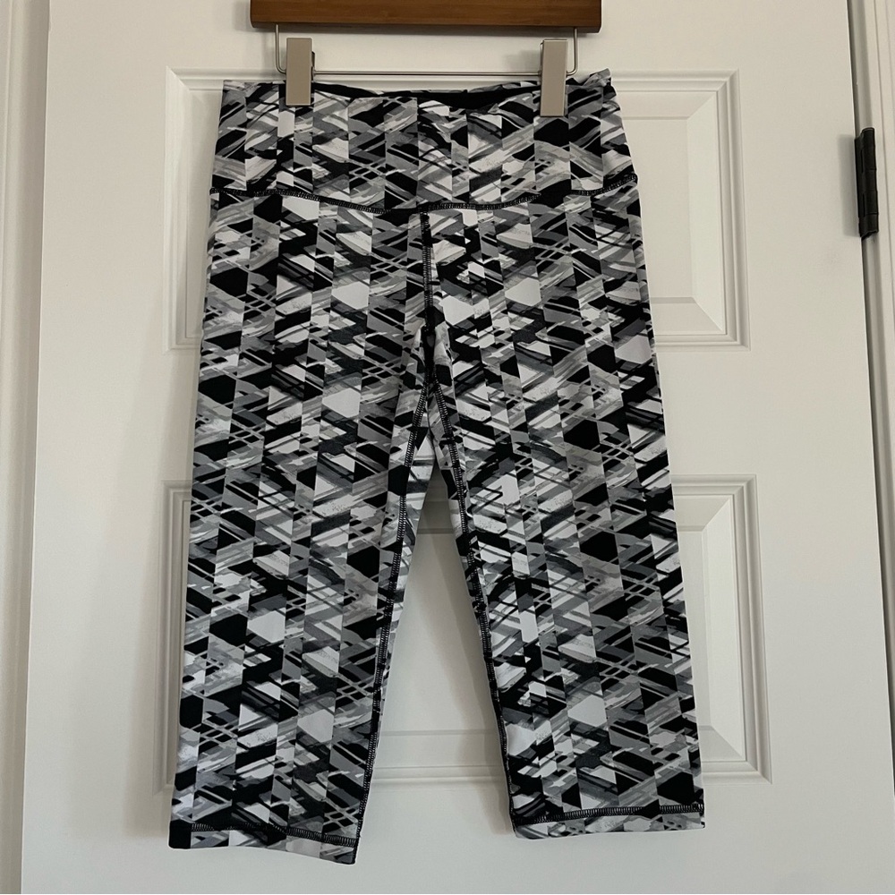 Victoria’s Secret Black and white geometric capri cropped leggings medium